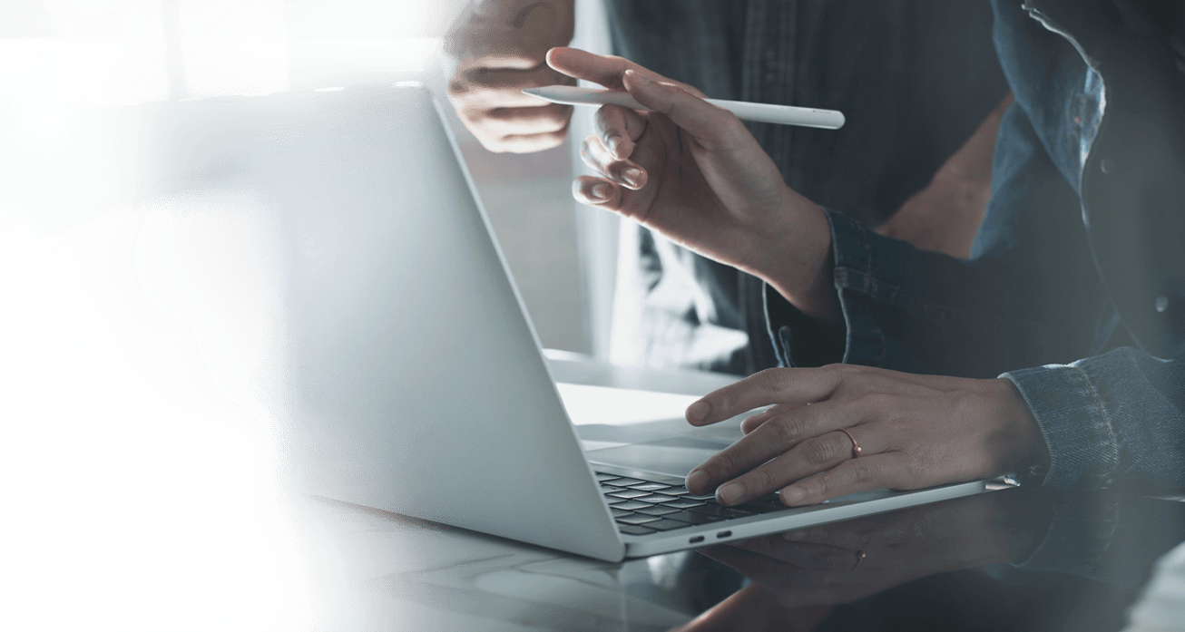 Notebook na stole ve světlé kanceláři, symbolizující inovace, technologie a flexibilní pracovní příležitosti v Grinity.