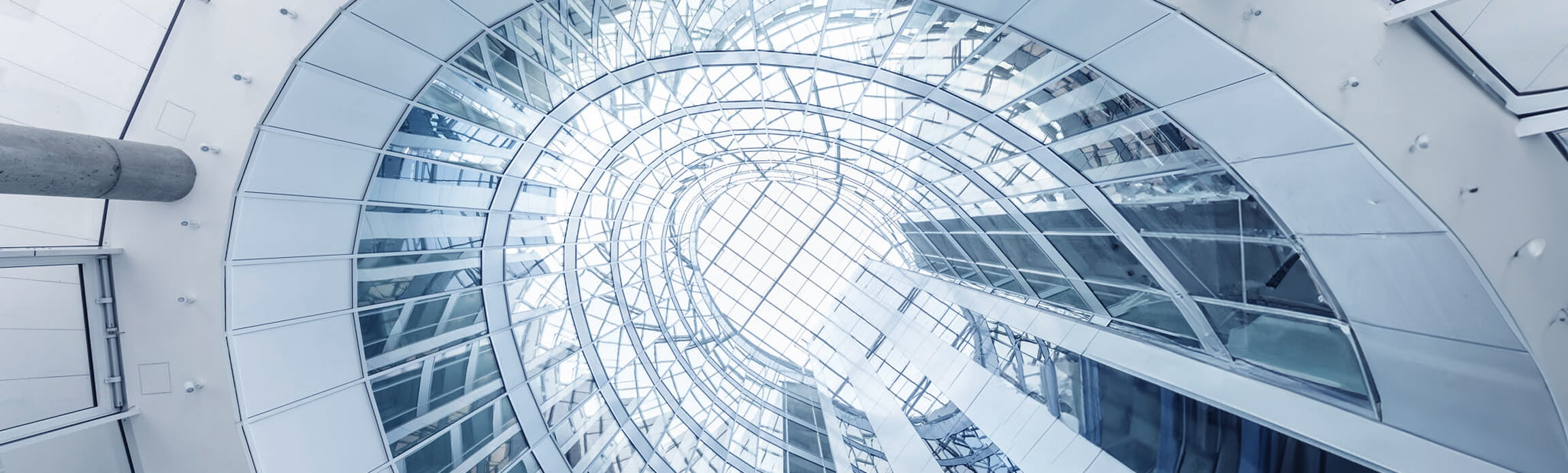 Moderní budova obklopená zelení, symbolizující udržitelný a inovativní přístup společnosti Grinity ve stavebnictví a realitách.